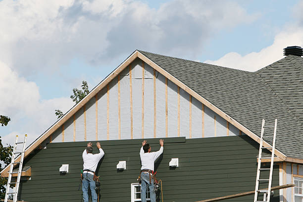 Professional Siding Repair technician working in Fort Lee, NJ
